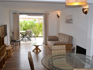 Fernseher, Kamin, Tischfußball, Tischtennisplatte