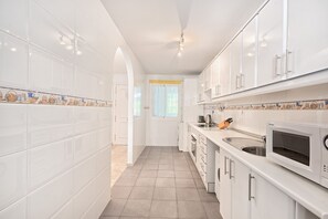 Jääkaappi, mikroaaltouuni, uuni, vedenkeitin