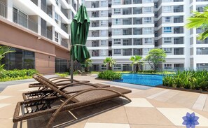 Una piscina al aire libre