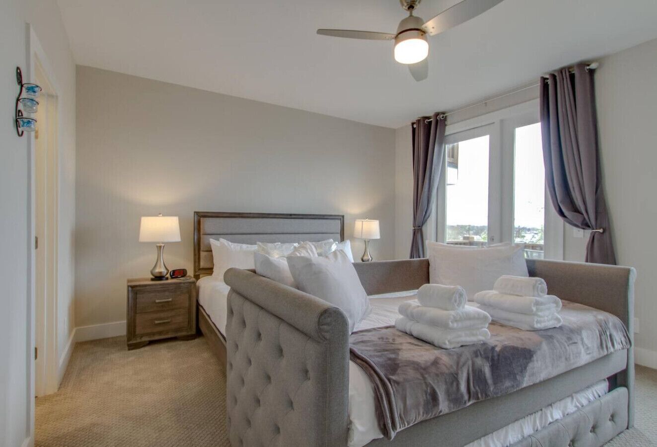 2 bedrooms, desk, iron/ironing board, WiFi