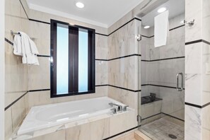 Bathtub, jetted bath, hair dryer, towels - Best Rates!! Sorrento Jr. Two Queen Beds w/Sofabed. Free Spa Passes and Valet (Miami Beach)