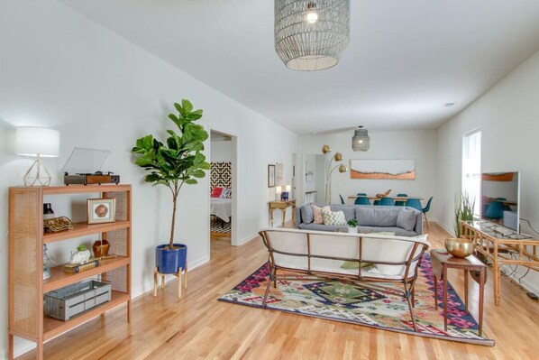 TV - Cozy Downtown Charmer - 3br/2bath - Walk To Gulch (Nashville)