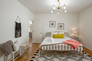 3 bedrooms, desk, iron/ironing board, travel cot - Cozy Downtown Charmer - 3br/2bath - Walk To Gulch (Nashville)