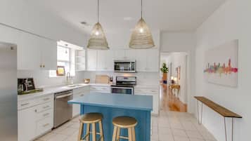 Kylskåp, mikrovågsugn, ugn och spishäll