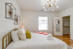 3 slaapkamers, een bureau, een strijkplank/strijkijzer, reisbedje