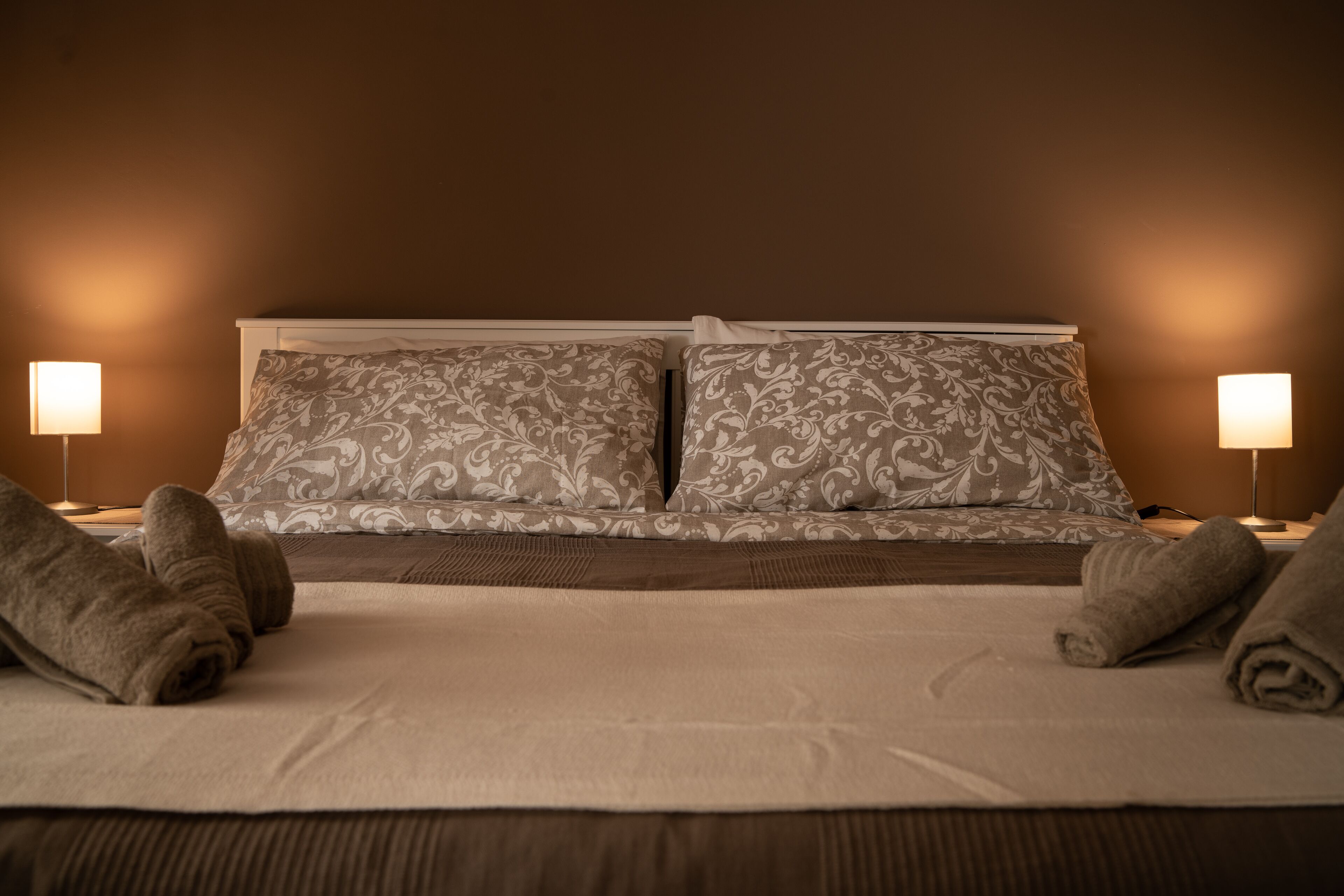 1 camera, una cassaforte in camera, una scrivania, ferro/asse da stiro