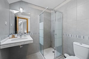 Badewanne, Haartrockner, Handtücher, Seife