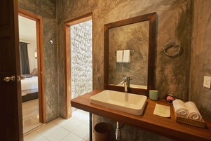 Quarto casal luxo, 1 cama King, para não fumantes, vista para a praia | Pia do banheiro