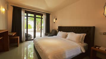 1 غرفة نوم وأغطية فراش متميزة وخزنة داخل الغرفة وبديكورات فريدة لكل غرفة