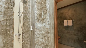 Chambre Double Deluxe, 1 trĂšs grand lit, non-fumeur, vue plage | Douche de la salle de bain