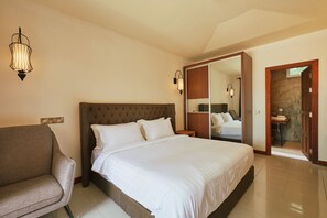 Kamar Double Deluks, 1 Tempat Tidur King, Bebas Asap Rokok, pemandangan pantai | 1 kamar tidur, seprai premium, brankas, dan didekorasi berbeda-beda