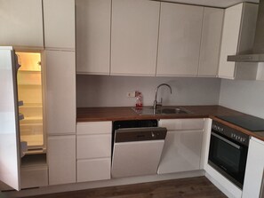 Een koelkast, een oven, een kookplaat, een vaatwasser