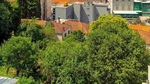 Un quartier résidentiel composé de plusieurs immeubles d’appartements, où l’on trouve un mélange d’architecture moderne et traditionnelle, et où le ciel est d’un bleu éclatant.