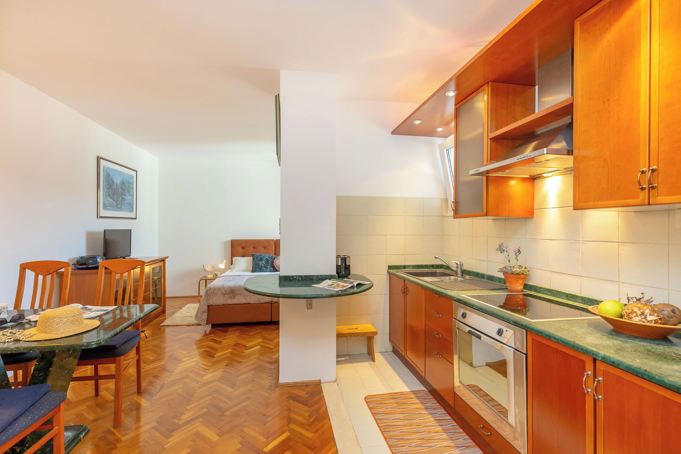 Réfrigérateur, four, plaque de cuisson, cafetière/bouilloire