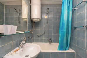 Shower, hair dryer, towels - Hedera Estate, Hedera Studio 5 (Dubrovnik)