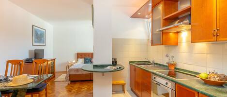 Fridge, oven, stovetop, coffee/tea maker