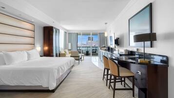 Een bureau, een strijkplank/strijkijzer, reisbedje, wifi