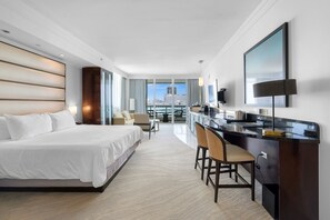 Schreibtisch, Bügeleisen/Bügelbrett, Reisekinderbett, WLAN