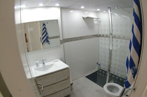 Dusj, håndklær og toalettpapir