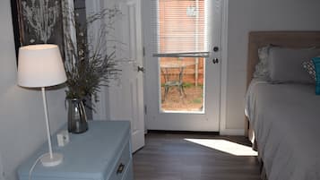 Een strijkplank/strijkijzer, internet, beddengoed