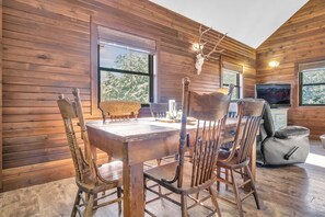 Dining - Rustic Cottage Retreat (Kearney)