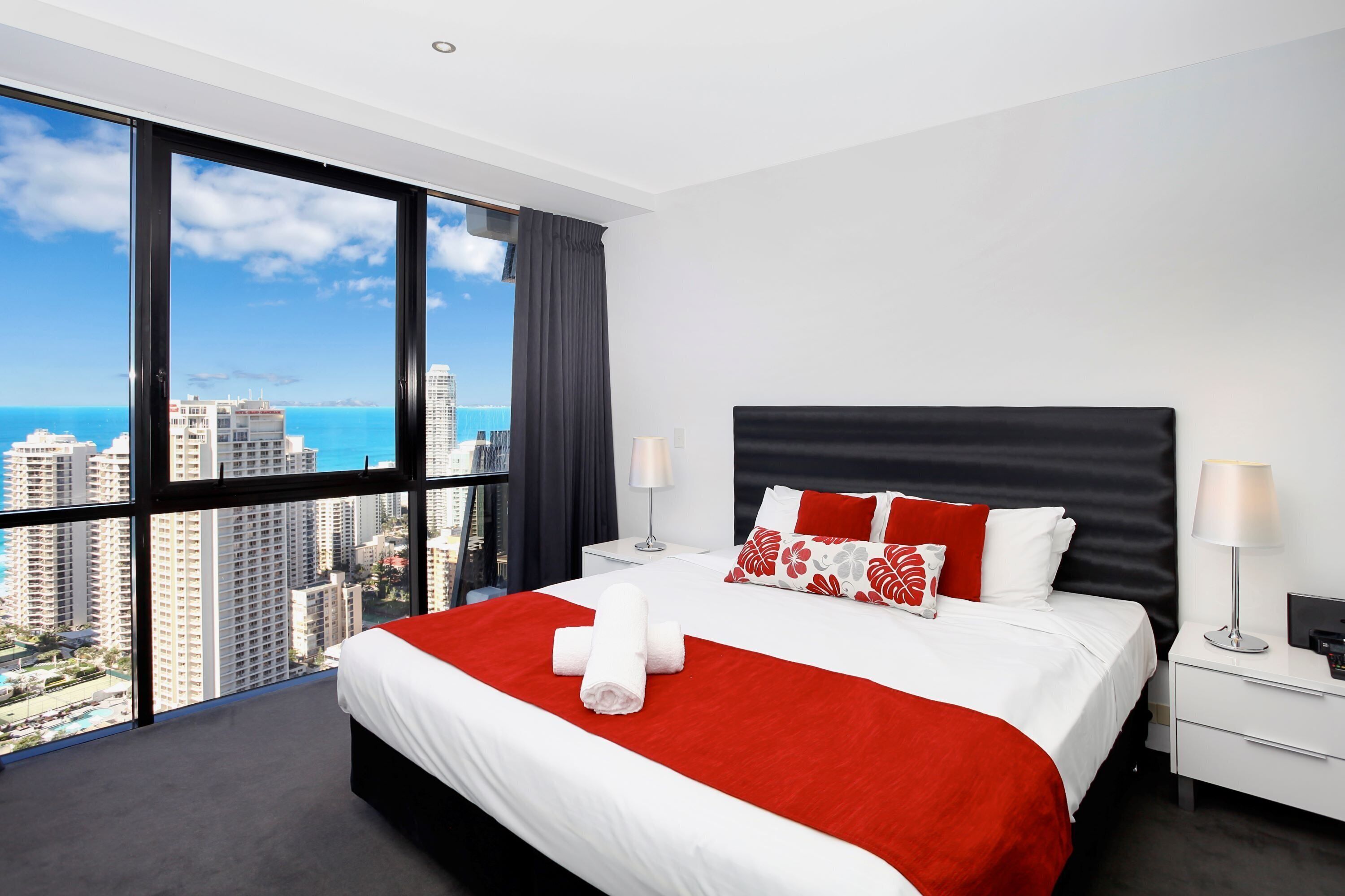 Circle on Cavill Ocean & River Views — image 9