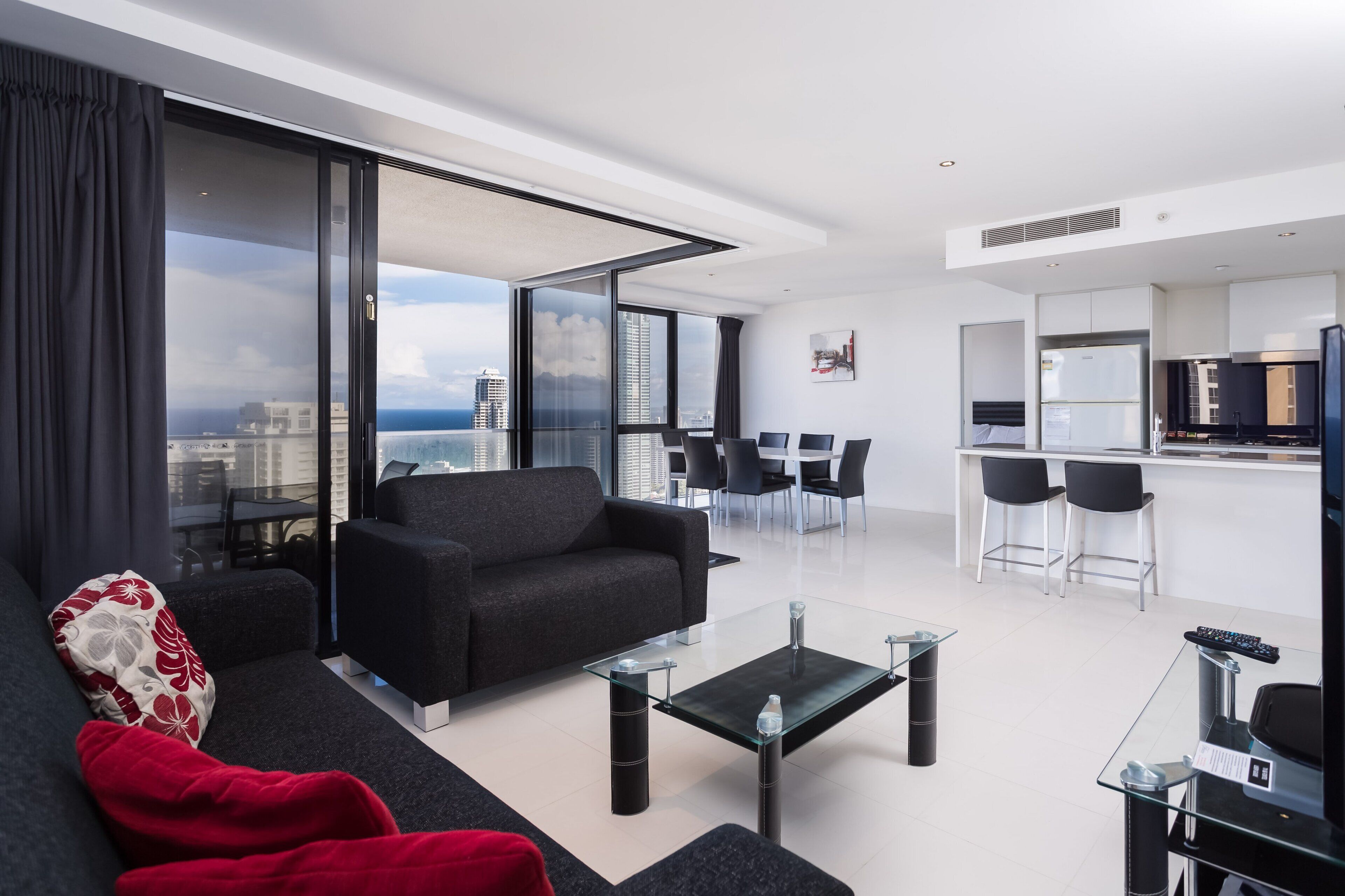 Circle on Cavill Ocean & River Views — image 6