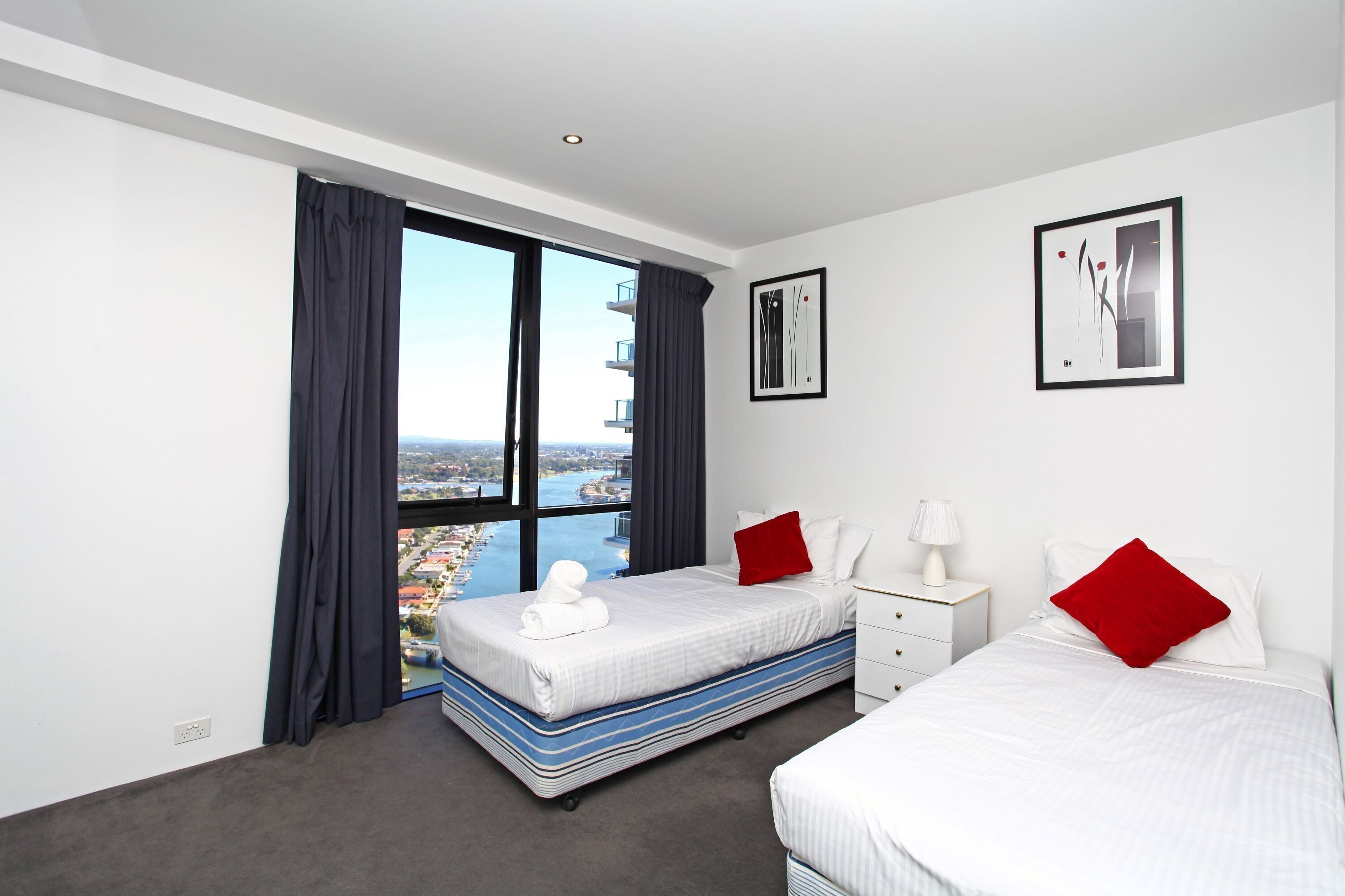 Circle on Cavill Ocean & River Views — image 8