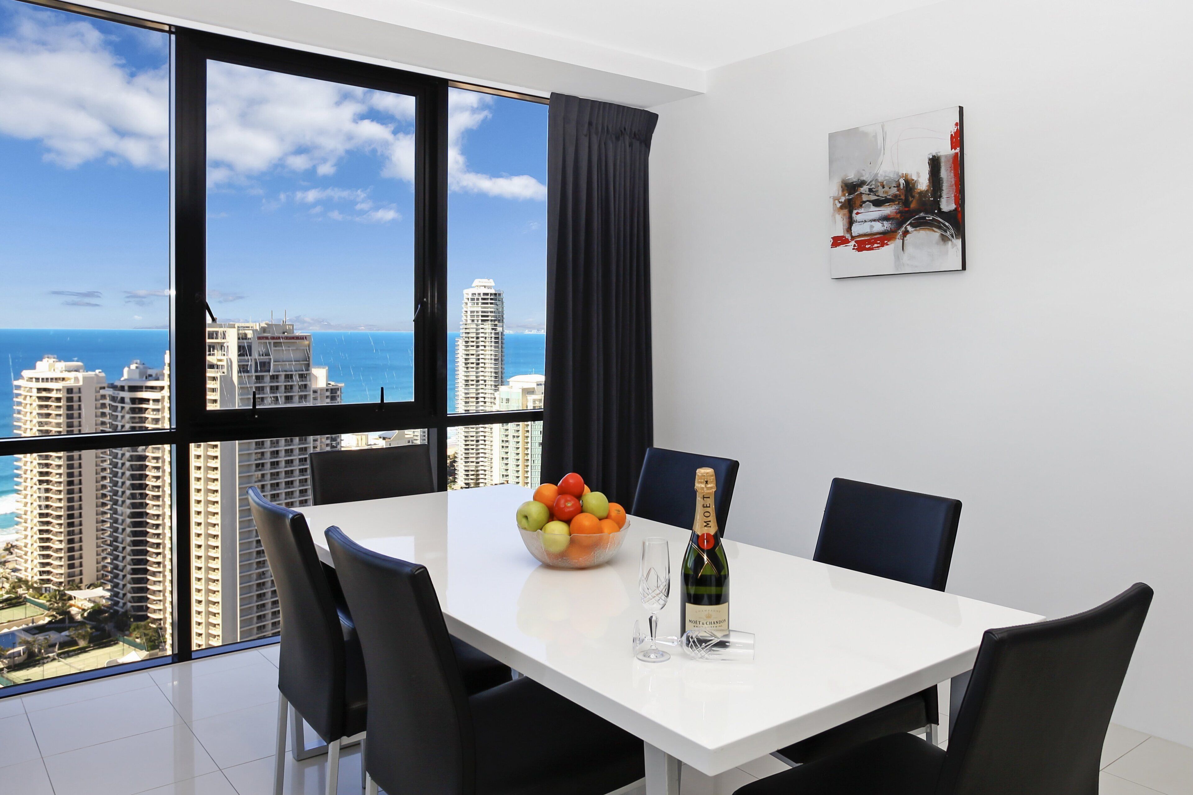 Circle on Cavill Ocean & River Views — image 7