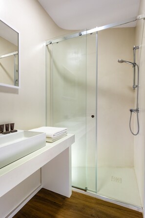 Douche, sèche-cheveux, serviettes fournies