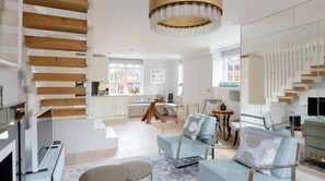 TV, caminetto, libri