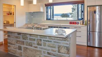 雪櫃、微波爐、焗爐、洗碗機