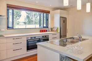 Fridge, microwave, oven, dishwasher - GraceWorks - Hanmer Springs (Hanmer Springs)