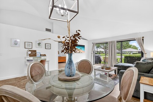 Charming PGA National Getaway -Relax,Dine, and Shop in Florida