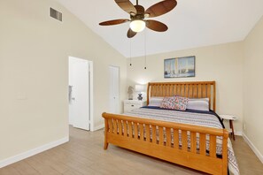 2 Schlafzimmer, Schreibtisch, Bügeleisen/Bügelbrett, Reisekinderbett