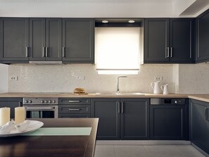 冷蔵庫、オーブン、コンロ、食器洗い機