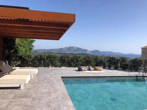 Piscine extérieure, chaises longues