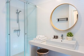 Douche, sèche-cheveux, serviettes fournies