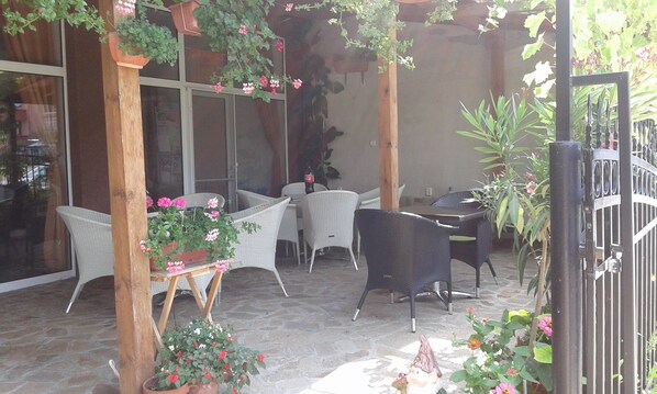 Terrace/patio - Къща за гости Зора-Primorsko (Primorsko)