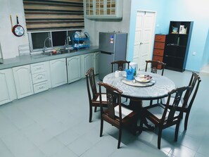 Cookware/dishes/utensils - Lan's Homestay Seri Iskandar (Bota)