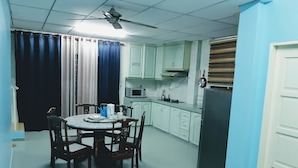 Cookware/dishes/utensils - Lan's Homestay Seri Iskandar (Bota)
