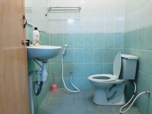 Soap, shampoo, toilet paper - Lan's Homestay Seri Iskandar (Bota)