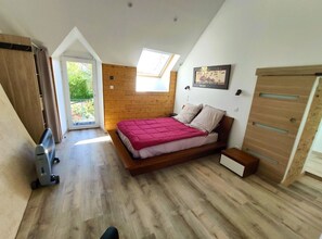 2 عدّة غرف نوم ومكتب ومكواة/لوح كي وسرير سفر