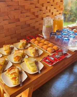 Daily continental breakfast (CLP 15000 per person)