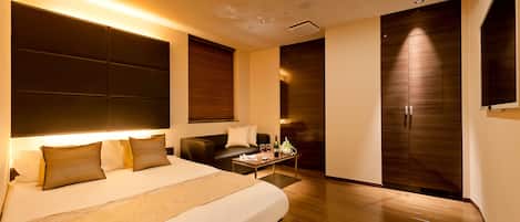 Habitación doble, fumadores (Check-in 20:00~) | Edredones de plumas, minibar, decoración individual y cortinas opacas