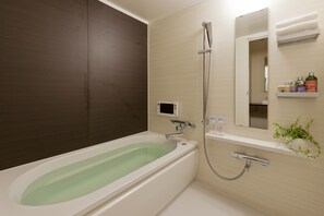 Habitación doble, fumadores (Check-in 20:00~) | Baño | Bañera y ducha independientes y bañera profunda