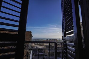 Habitació triple Comfort, vistes al mar | Balcó