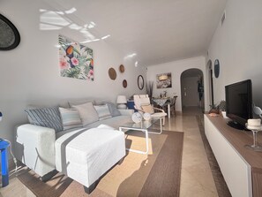 Smart-tv, boeken en een stereo