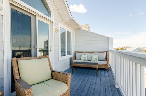 4BR Townhome w Elevator, Ocean View, Rooftop Deck