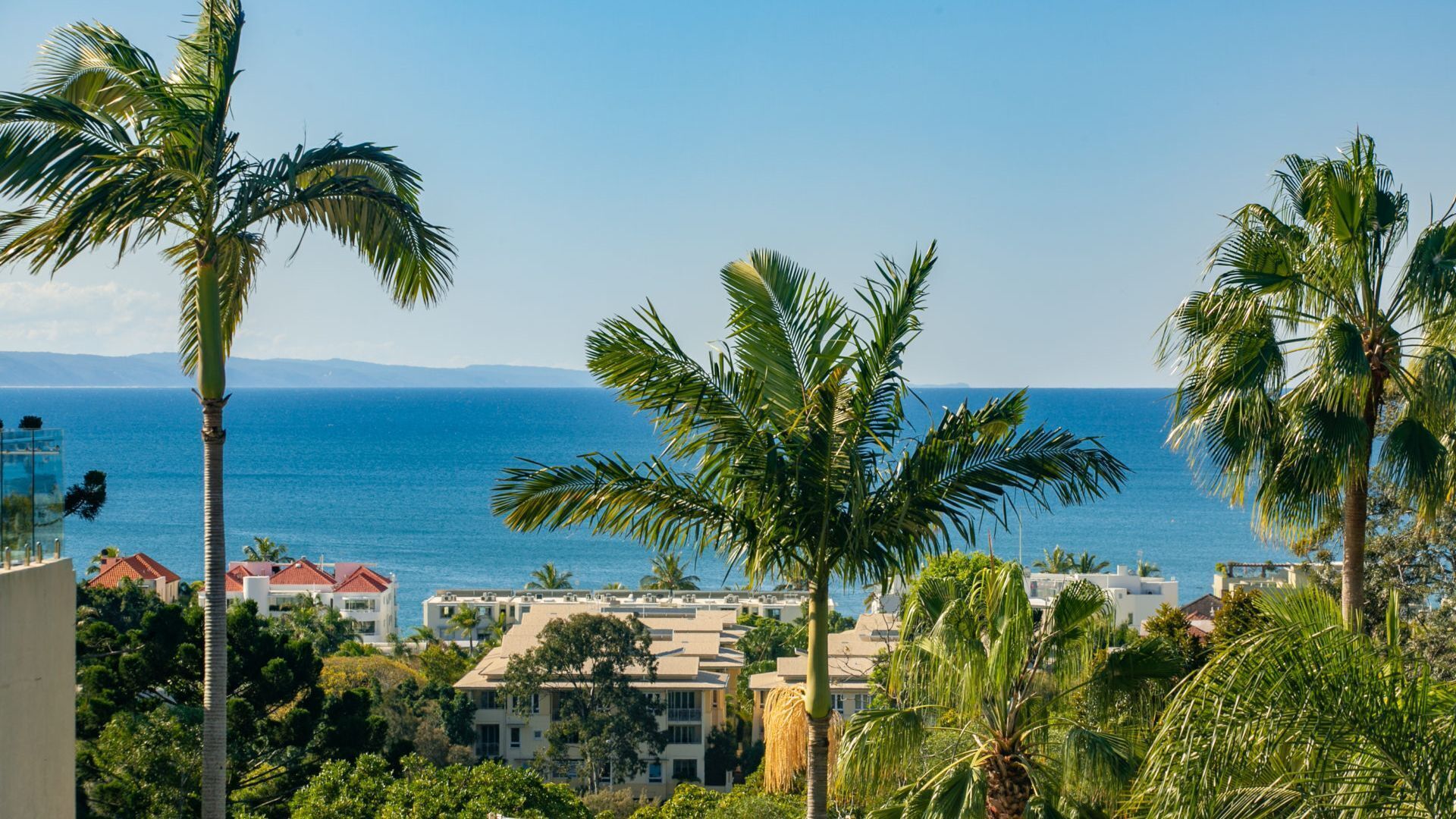 5 Minute walk to Hastings Street - Unit 9 Descola 6 Noosa Drive — image 9